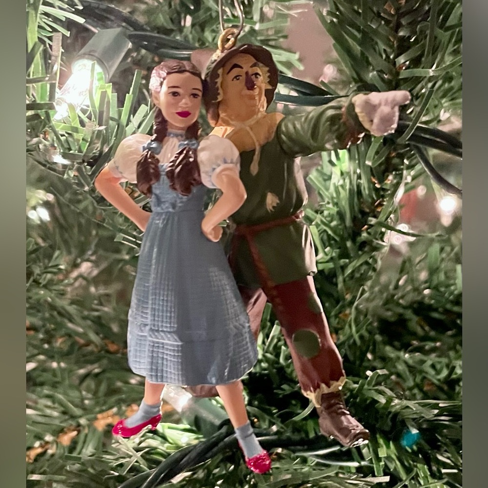 Hallmark Ornaments “Dorothy and Scarecrow” Wizard of Oz Ornament - Picture 2 of 9